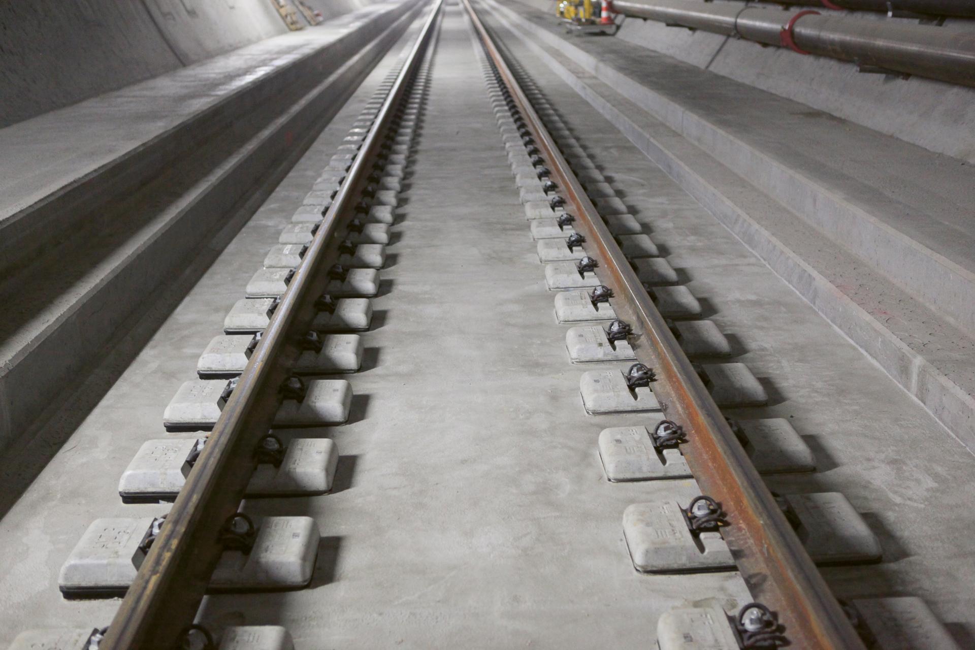 Gleise in einem Tunnel