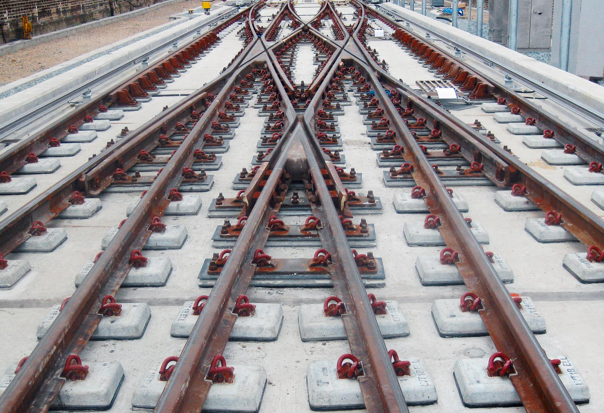 Train track crossings with four lanes. It is possible with the LVT System from Sonneville.